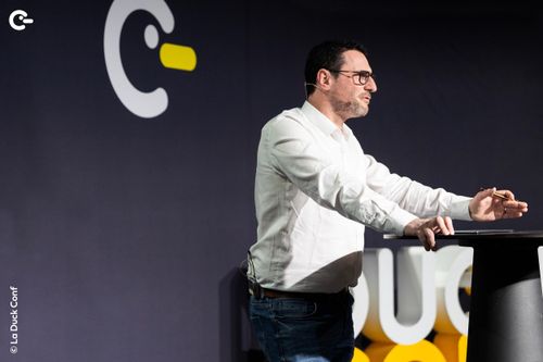 Olivier Wulweryck est de profil au pupitre sur lequel il dessine les visuels de sa conférence en direct. 