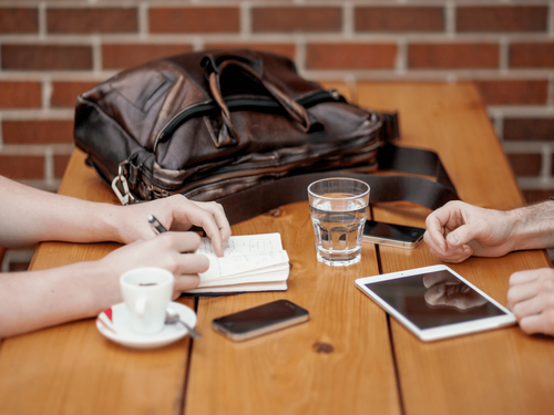 Entretien au café