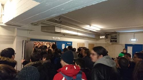 Une file d'attente devant l'amphi Go plein à craquer.